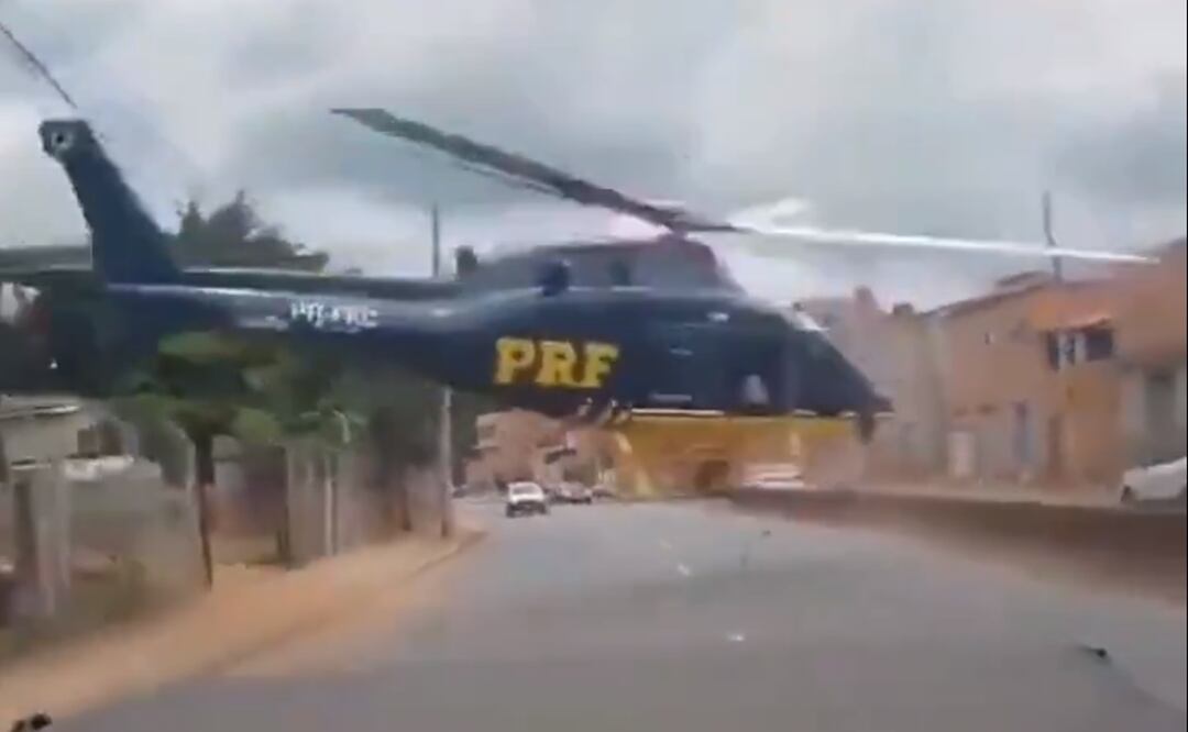 El helicóptero trasladaba a una persona que resultó herida en un accidente de tráfico entre dos camiones. Foto: Tomada de video.