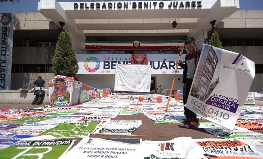 Vecinos llenaron de publicidad de inmobiliarias la entrada de la delegación. (Foto: Alejandro Acosta/El Universal)