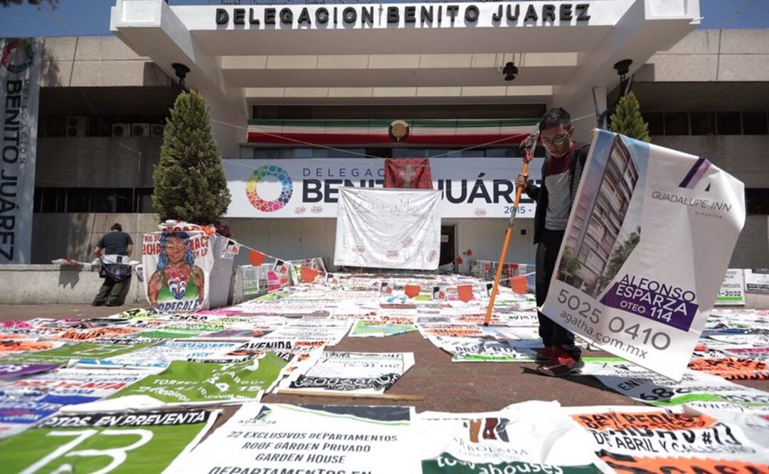 Vecinos llenaron de publicidad de inmobiliarias la entrada de la delegación. (Foto: Alejandro Acosta/El Universal)