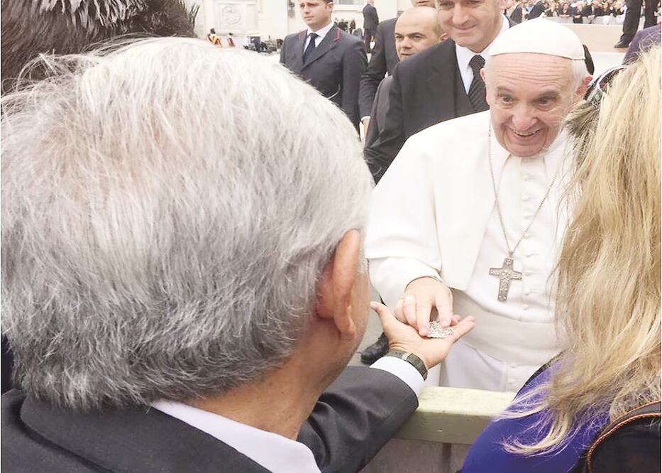 El fundador del partido Morena, Andrés Manuel López Obrador, comenzó su gira por Europa en el Vaticano, donde se reunió con el papa Francisco, a quien le expresó su admiración por medio de una carta a nombre de su instituto político (ESPECIAL)