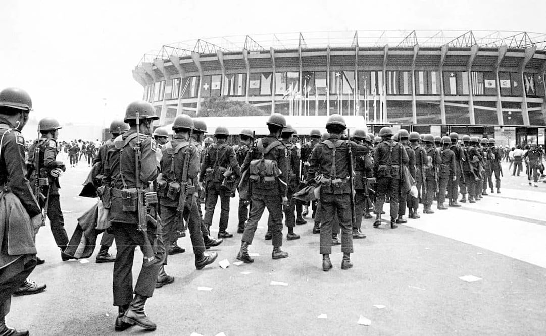 Fuerzas del orden en el Estadio Azteca para el Mundial 1986. Por temor a protestas y actos vandálicos, se implementó un severo plan de seguridad. Archivo EL UNIVERSAL.