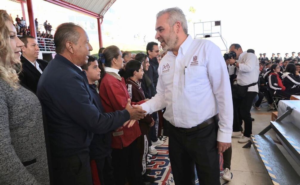 Alfredo Ramírez Bedolla en la entrega de tenis en Michoacán. Foto: Especial