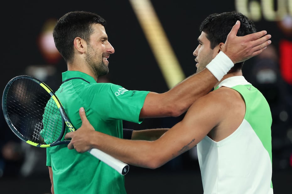 Carlos Alcaraz y Novak Djokovic en la final del Abierto de Australia - Foto: AFP