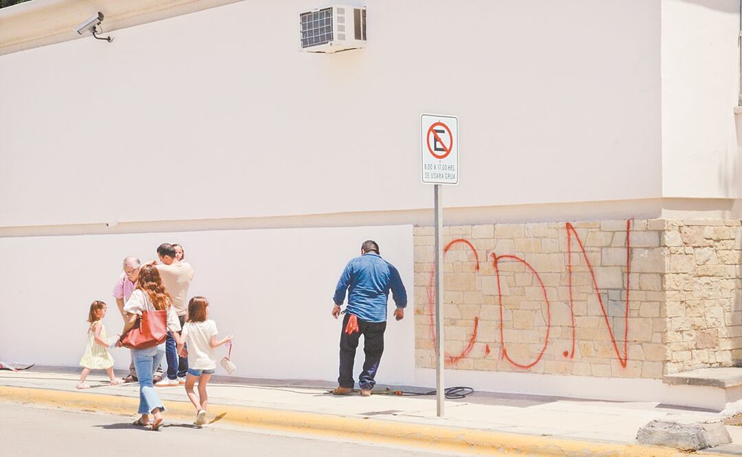 Varias residencias en San Pedro Garza García fueron pintadas con las siglas del Cártel del Noreste (CDN). Foto: Emilio Vasquez. EL UNIVERSAL
