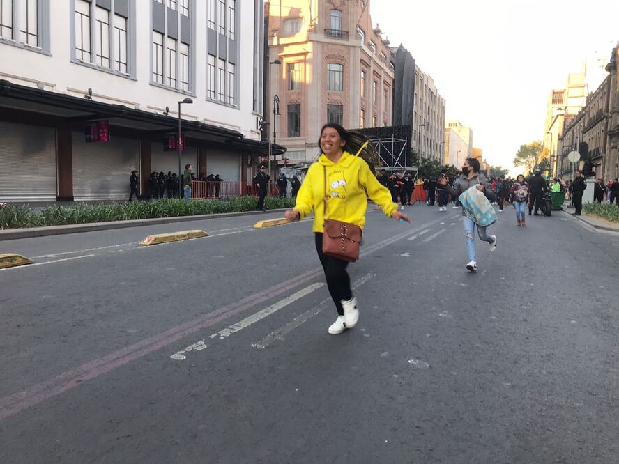 Fans de Rosalía madrugan para llegar al Zócalo, en donde la cantante española realizará un concierto hoy. Foto: Francisco Rodríguez / EL UNIVERSAL