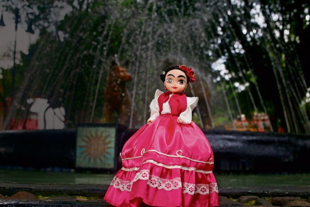 Muñeca de Frida Kahlo con traje regional (estilo tehuana), hecha por la artesana Aidé y que vende en un puesto junto a la Fuente de los Coyotes, Coyoacán. Esta muñeca ha viajado como recuerdo a Colombia, Italia y Argentina. Crédito: Darío Luna / El Universal