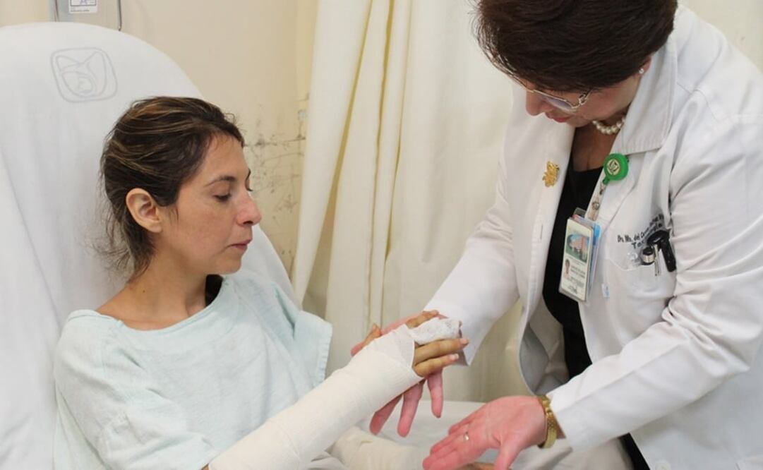 Nancy Adriana, bióloga del serpentario del Zoológico de Chapultepec, quien fue mordida por una víbora africana recibió el alta médica. Foto: cortesía IMSS