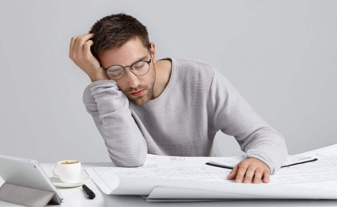 El cansancio puede ser señal de que te falta vitamina B12. Fuente: Freepik.