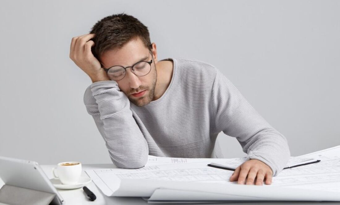 El cansancio puede ser señal de que te falta vitamina B12. Fuente: Freepik.