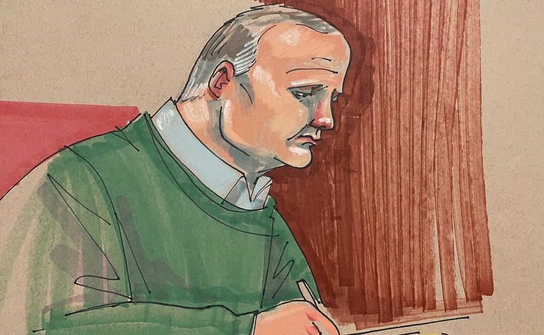 El acusado Robert Bowers toma apuntes durante una audiencia en la que un jurado decidirá si se lo condena a muerte o cadena perpetua, en la corte federal en Pittsburgh. Foto: AP