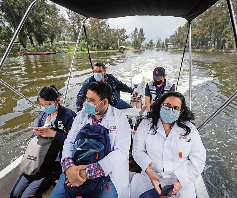 Las brigadas están compuestas por médico general, enfermera, promotor de salud y personal de traslado. Tardan poco más de 20 minutos en lancha para llegar a los domicilios en la zona chinampera. Fotos: Diego Simón/EL UNIVERSAL
