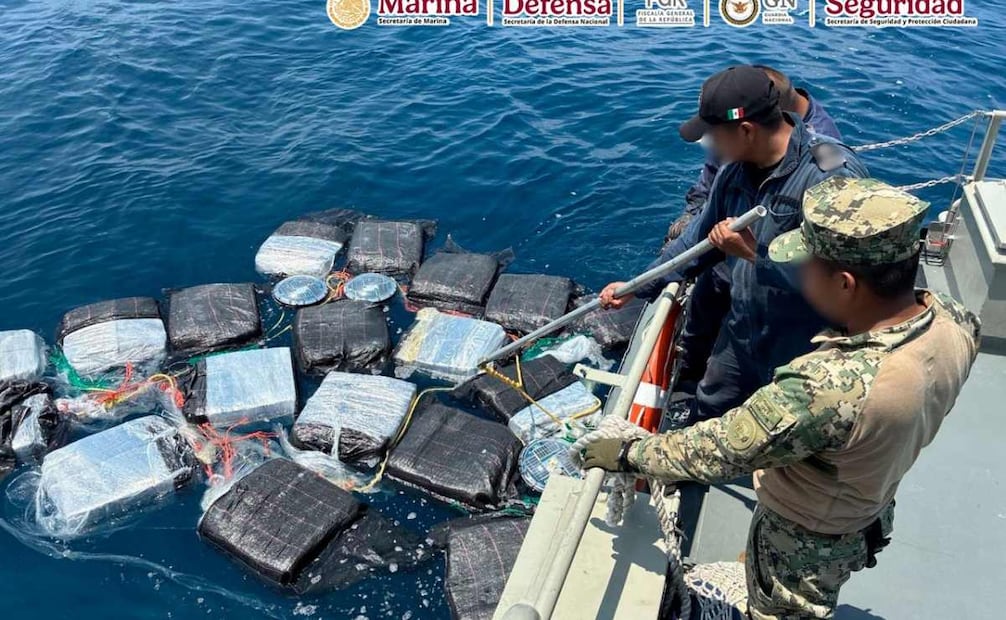 Autoridades federales detienen a seis extranjeros; aseguran cerca de una tonelada de cocaína frente a costas de Chiapas.
Foto: Especial.