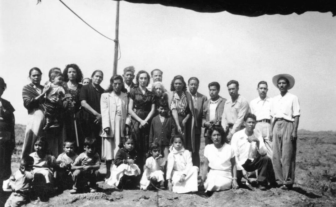 Foto incluída en el libro, que muestra a comuneros en el Xitle (1950)