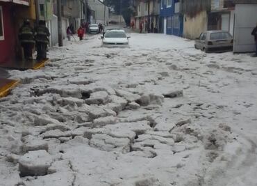Lluvia y caída de granizo tapizan vialidades primarias de Edomex