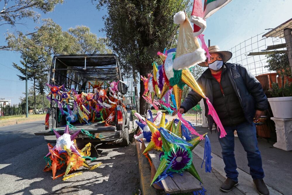 Las piñatas se ofrecen sobre la vía José López Portillo en Toluca; sin embargo, los prodcutores refieren que el negocio ya no es tan próspero; algunos clientes quieren regatear los prec ios. Foto: Jorge Alvarado / EL UNIVERSAL