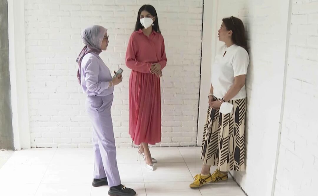 La concursante de Miss Universo Indonesia Priskila Ribka Jelita, centro, habla con su madre Maria Napitupulu, derecha, y la abogada Melisa Anggraini. Foto: AP