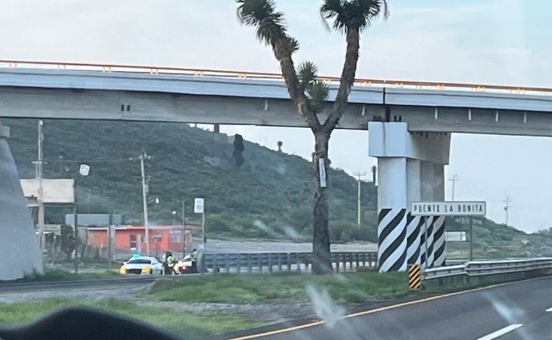 Cuelgan cuerpo en puente de la carretera 57; autoridades investigan posible incursión criminal desde Nuevo León. Foto: Especial
