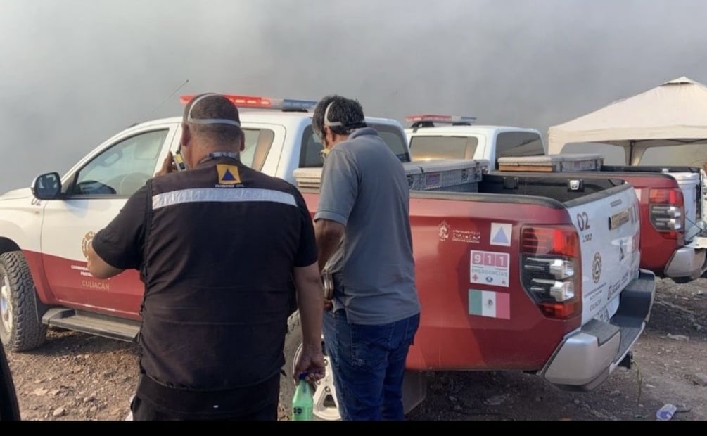 Controlan incendio en basurero clandestino de Culiacán; bomberos logran extinción total. Foto: Especial
