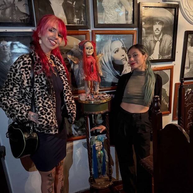Maldo (izq.) y Janis (der.) en la Casa de los Duendes, en Hermosillo, Sonora. Ambas mencionan haberse acercado a los temas sobrenaturales desde su niñez con sus respectivas familias. Facebook.