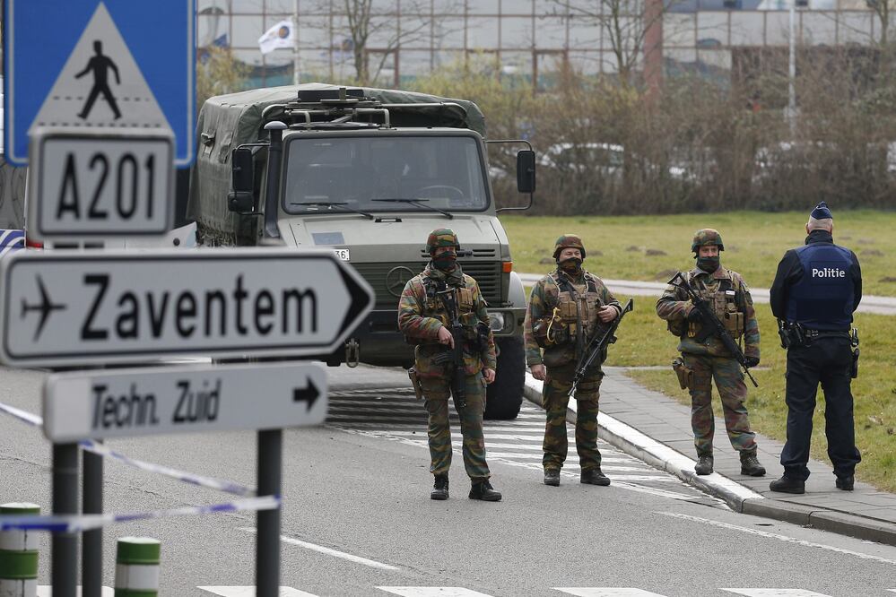 Soldados del ejército patrullan las inmediaciones del aeropuerto de Zaventem en Bruselas (EFE)