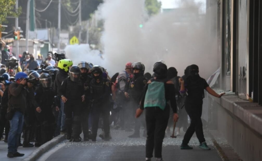 Protestan mujeres contra feminicidios; reportan daños a estaciones de L7 del Metrobús