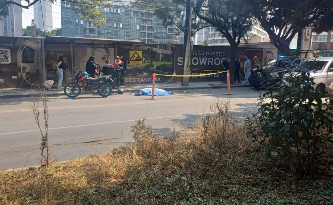 Joven motociclista muere tras perder el control y caer en la alcaldía Miguel Hidalgo; fiscalía capitalina acordona el área.
Foto: Especial.