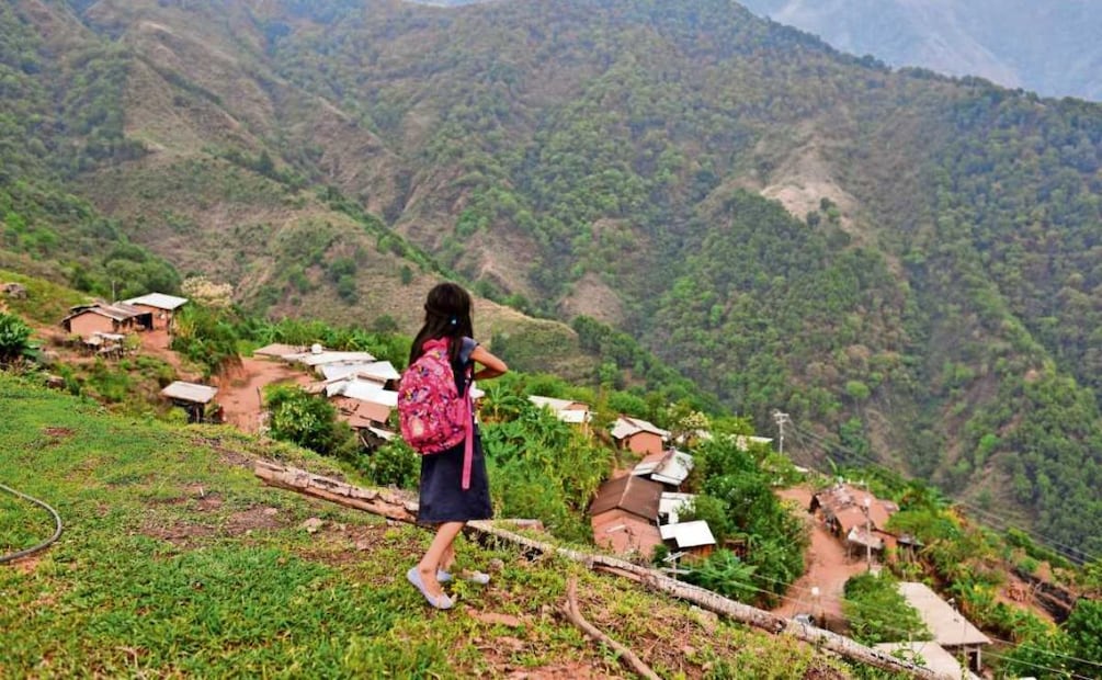 Niña caminando hacia su escuela en la región de la Montaña de Guerrero, una de las zonas más marginadas del país. Foto: Salvador Cisneros Silva / EL UNIVERSAL