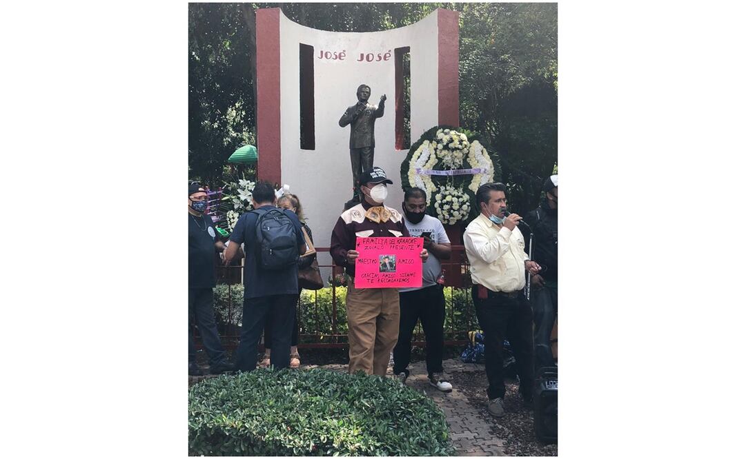 Vecinos de la colonia Legaria acudieron al Parque de la China para recordar al Príncipe de la canción. Foto: Leonardo González