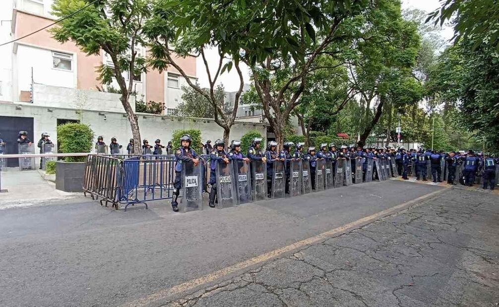 Presencia de policías antidisturbios este 25 de septiembre de 2024 en calle Sierra Madre número 215, entre Montes Escandinavos y Monte Altai, Colonia Lomas de Chapultepec. Foto: Juan Carlos Williams/EL UNIVERSAL