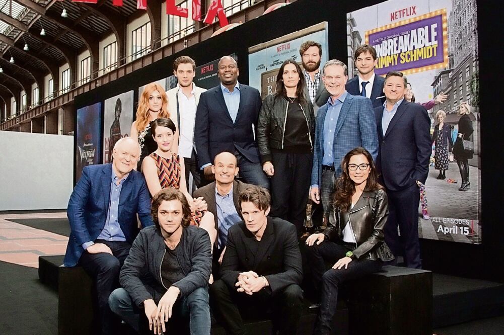 El elenco de la serie de fantasía que ha atrapado la atención de un numeroso público (CORTESÍA NETFLIX)