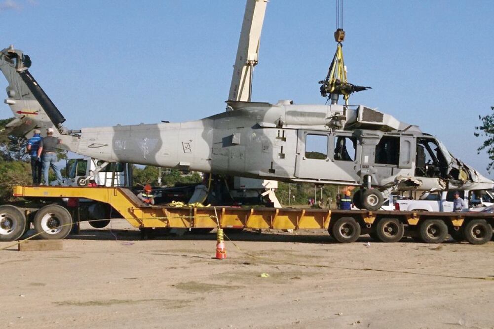 El helicóptero Black Hawk de la Fuerza Aérea Mexicana fue retirado ayer luego de que las autoridades ministeriales y una comisión verificadora de accidentes aéreos realizaron el peritaje en la zona. (CORTESÍA)