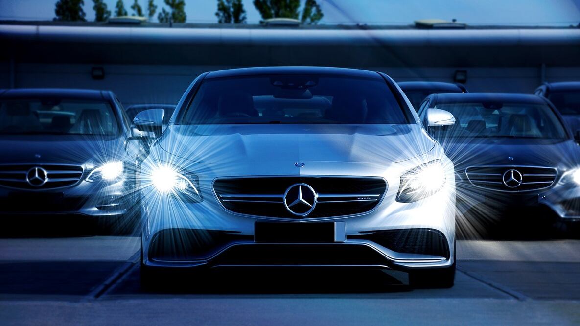 Las luces de los coches juegan un papel muy importante en el buen manejo (Crédito: Pixabay)