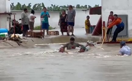 Video. Corriente arrastra a elemento de la Guardia Nacional durante labores de rescate en Tabasco
