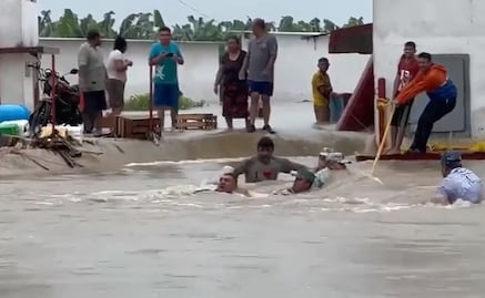 Video. Corriente arrastra a elemento de la Guardia Nacional durante labores de rescate en Tabasco