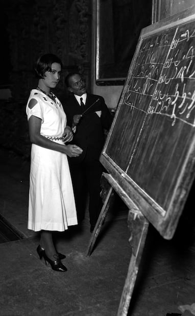 Profesor explicando taquigrafía a una alumna en una escuela de señoritas, 1925. Foto: Mediateca INAH/ Especial.