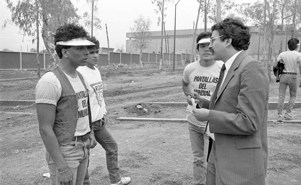 Jóvenes que vigilaban los “tianguis mundialistas”. Los comerciantes contrataron a los famosos “Panchitos”, pandilla conocida por desmanes en el DF; grupos de cinco o seis “Panchitos” patrullaban la transmisión. Foto: Gildardo Solís/Archivo EL UNIVERSAL.