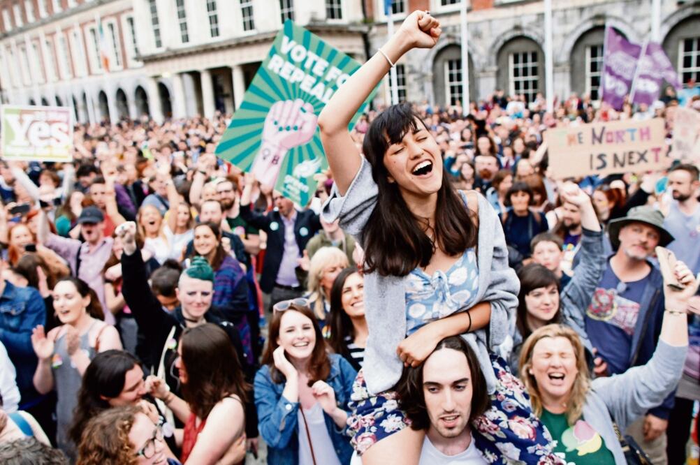 Militantes proabortistas festejaron ayer, delante del Castillo de Dublín, la victoria luego de anunciarse los resultados oficiales de la consulta sobre el tema. Foto: PETER MORRISON. AP