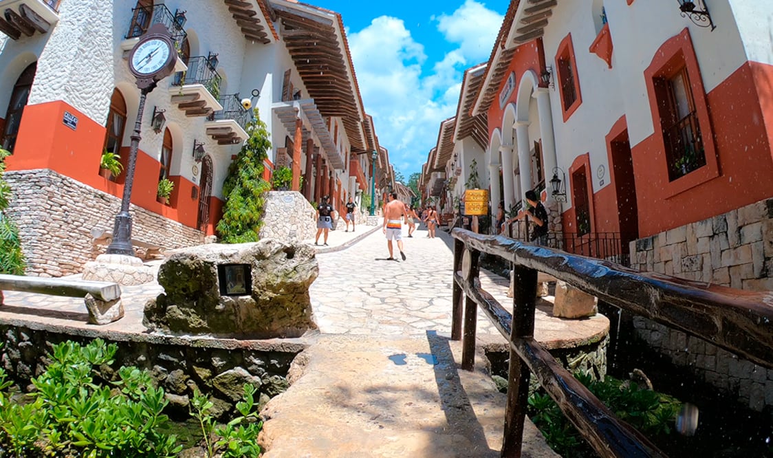 El Pueblo de Xenses desafía la lógica con casas y calles que te hacen dudar si estás subiendo o bajando. Foto: Xcaret