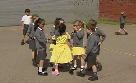 Video. Niña estrena prótesis y la conmovedora reacción de sus compañeros se viraliza