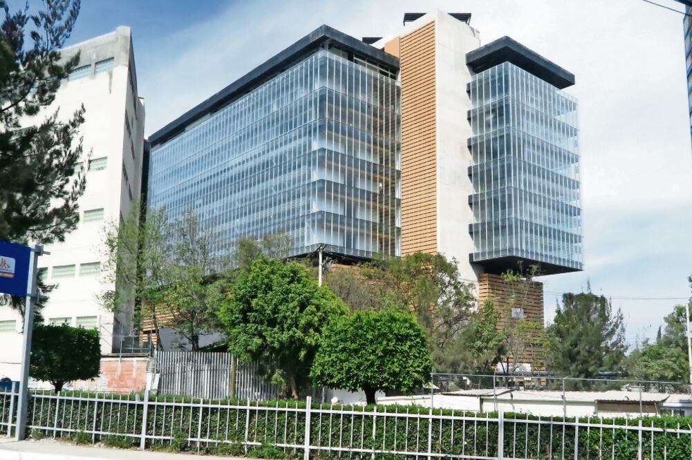 La nueva sede de la ASF que está en la carretera Picacho-Ajusco dará cabida a los más de 2 mil 500 empleados. Cuenta con siete niveles de oficinas, cinco de estacionamiento, un sótano y tendrá 64 mil 535 metros cuadrados. (ARCHIVO EL UNIVERSAL)