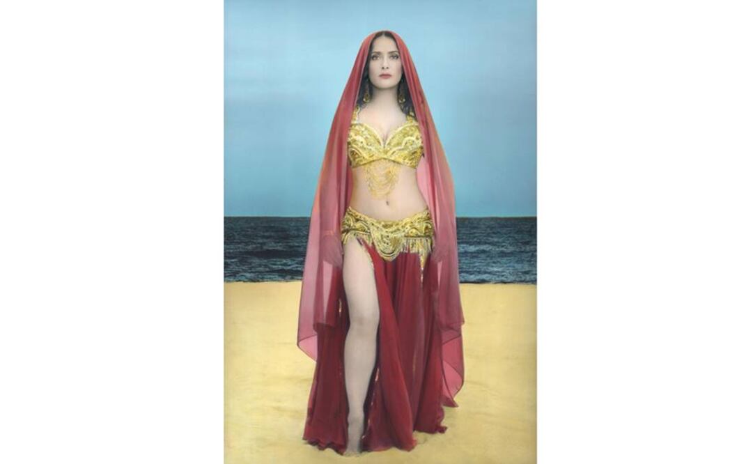 Youssef Nabil es un fotógrafo egipcio que refleja en su obra las paradojas de Oriente Medio como las fantasías y extravagancia de las estrellas de cine egipcio en los años previos a la Revolución en El Cairo.