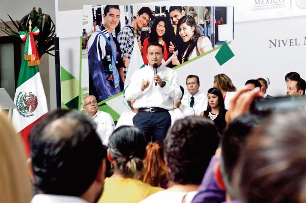 Mikel Arriola, director general del MSS, afirmó que la instrucción del presidente Enrique Peña Nieto es que ningún alumno de bachillerato y de licenciatura deje sus estudios por una emergencia de salud (IMSS)