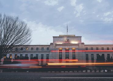 En la Fed proyectan bajas más lentas en las tasas de interés