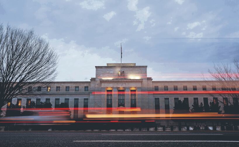 Considera que la economía se mantiene firme y evita nuevos recortes hasta ver una baja más clara en los precios. Foto: AFP