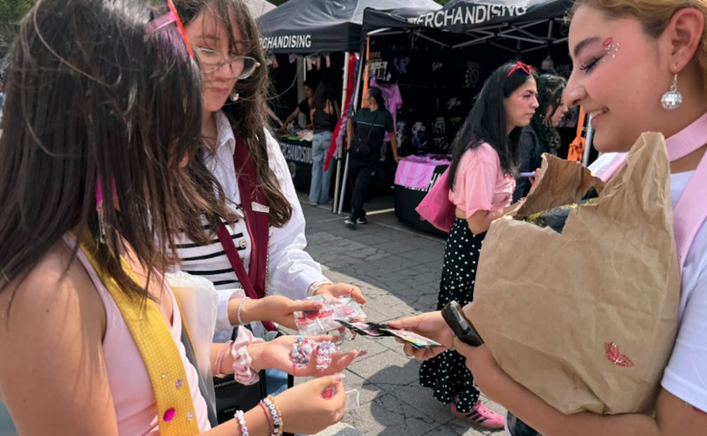 Las fans intercambiaron pulseras, stickers y otros obsequios hechos a mano, conocidos entre la comunidad como freebies. Foto: César González/EL UNIVERSAL.