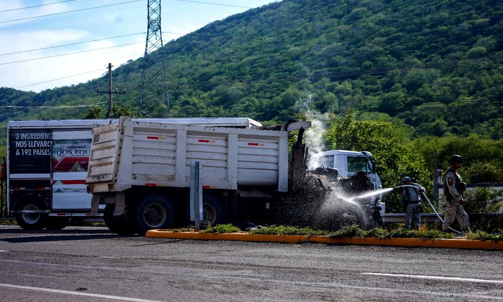 En la carretera Culiacán-Navolato, bajo un puente que entronca al aeropuerto de Culiacán, fue colocado un tráiler para obstruir la circulación, lo mismo que en la avenida Jesús Kumate y la avenida las Torres, por lo que más tarde ambas unidades tuvieron que ser retiradas. Foto: Cuartoscuro.com