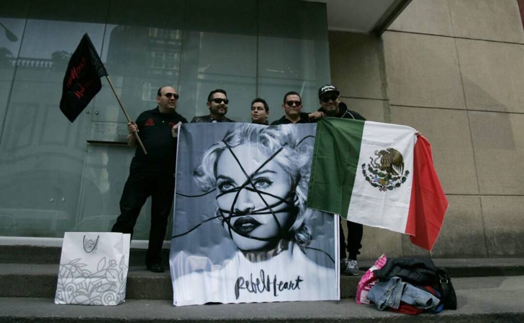 Algunos seguidores desplegaron una manta con la portada del último disco de la cantante, "Rebel Heart". (FOTO: Alejandro Acosta / El UNIVERSAL)