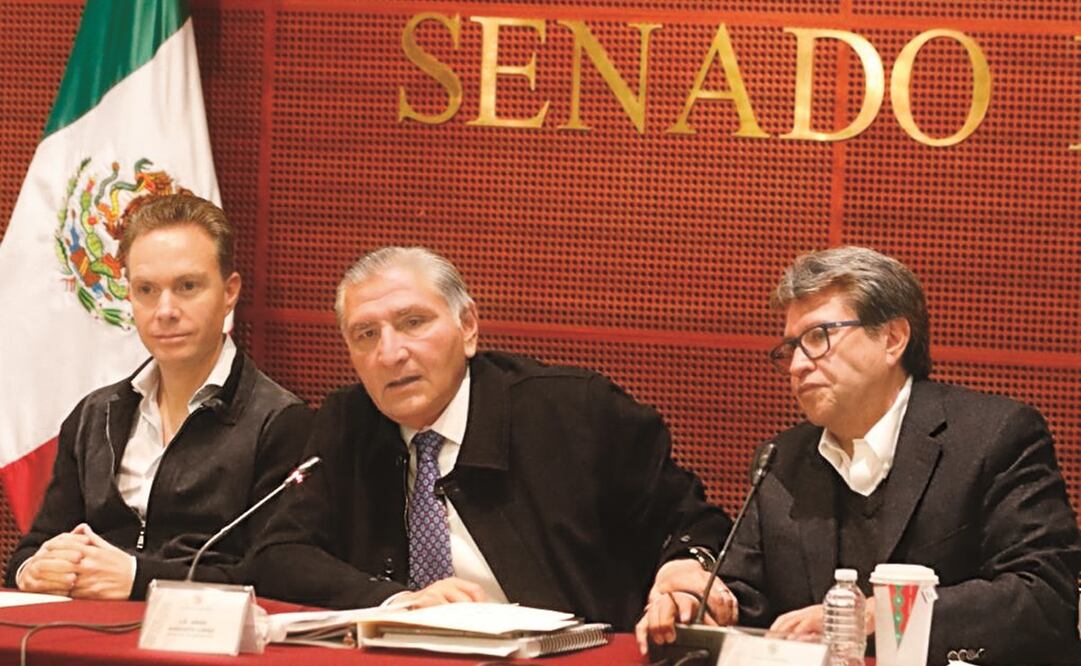 El Senado entregó al titular de la Segob, Adán Augusto López (centro), un paquete de 70 artículos violatorios de la Constitución. Foto: ESPECIAL