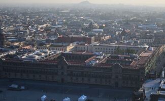 Mujer se encadena a puerta de Palacio Nacional; exige entrar a las conferencias de Sheinbaum