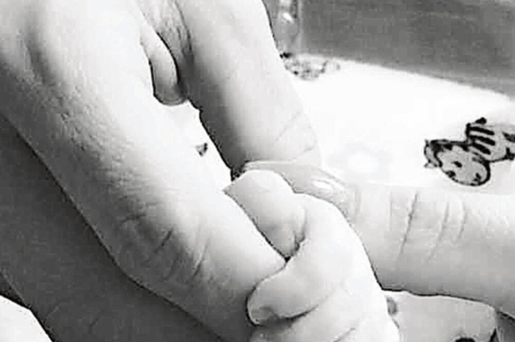 Publicó una foto de su esposa sosteniendo la mano de su hija (INSTAGRAM)